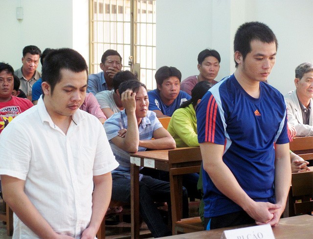 Nguyễn Hoàng Tâm (áo trắng) và Nguyễn Văn Tâm tại tòa