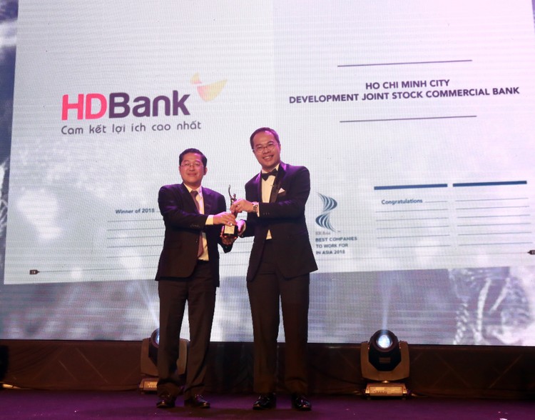 Ông Phạm Quốc Thanh – Phó TGĐ HDBank (trái) đại diện lãnh đạo HDBank nhận giải thưởng ngân hàng có nơi làm việc tốt nhất Châu Á