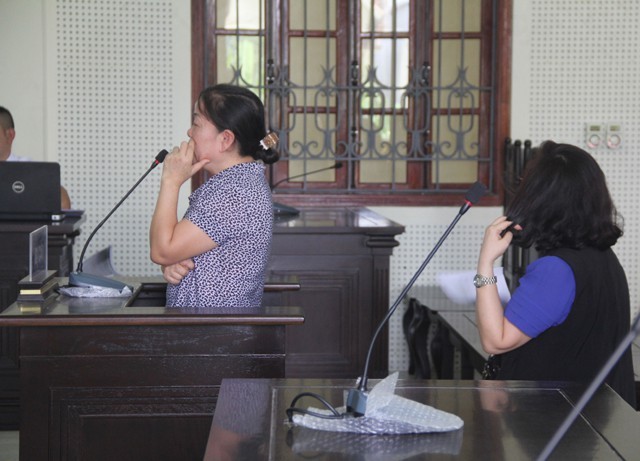 Bị cáo Trần Thị Hồng Hoa và Dương Thị An tại phiên tòa