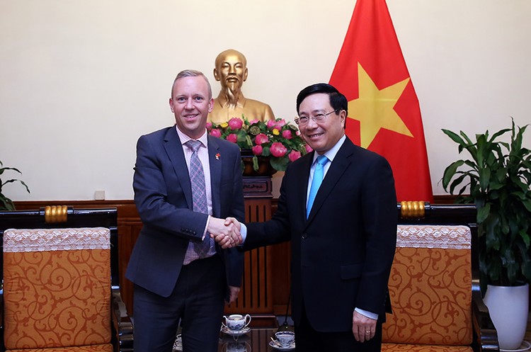 Phó Thủ tướng, Bộ trưởng Ngoại giao Phạm Bình Minh tiếp Đại sứ Vương quốc Anh Gareth Ward. Ảnh: VGP