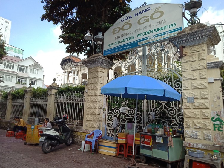 Hàng quán chen chúc bên ngoài biệt thự đường Võ Văn Tần.