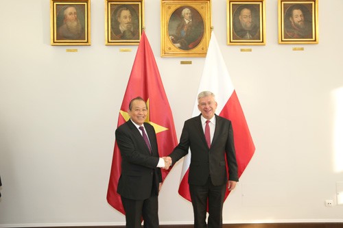 Phó Thủ tướng Thường trực Trương Hòa Bình và Chủ tịch Thượng viện Ba Lan Stanislaw Karczewski. Ảnh: VGP