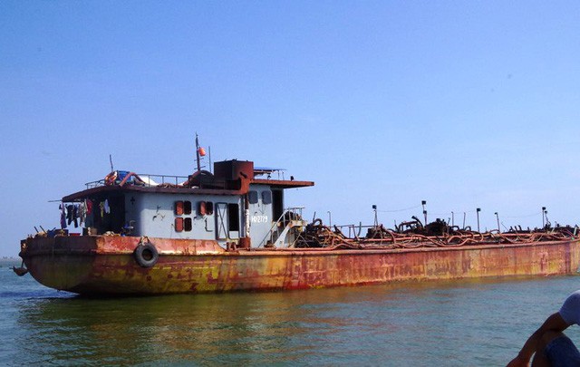 Tàu mang số hiệu HD 2779 do ông Nguyễn Văn Xuân đang hút cát trái phép trên biển