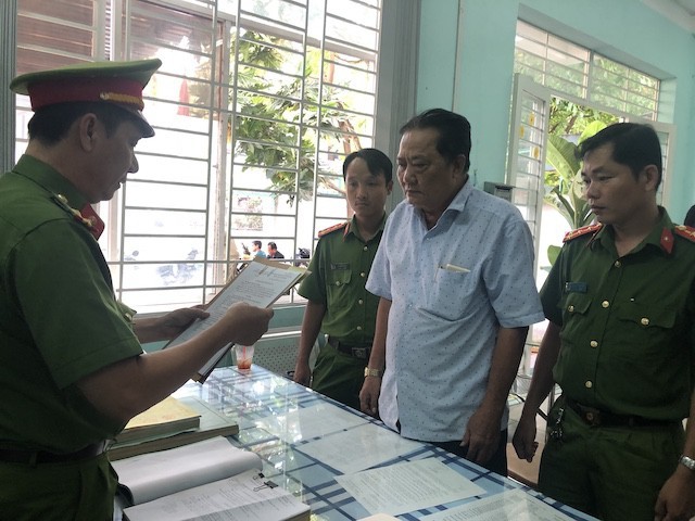 Cơ quan điều tra tống đạt lệnh bắt tạm giam ông Trần Hữu Thọ.