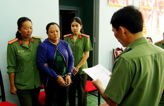Dương Thị Thu nghe lệnh khởi tố vụ án và lệnh bắt tạm giam để điều tra về hành vi lưu hành tiền giả