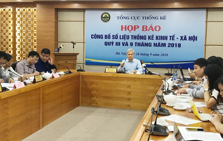 Tổng cục trưởng Tổng cục Thống kê Nguyễn Bích Lâm công bố số liệu thống kê kinh tế -  xã hội quý III và 9 tháng năm 2018. Ảnh: Trần Tuyết