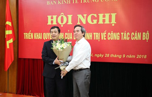 Ông Nguyễn Văn Bình tặng hoa chúc mừng tân Phó Bí thư Thường trực Tỉnh uỷ Thái Bình