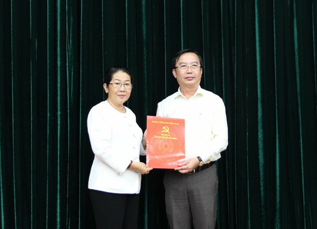 Bà Võ Thị Dung - Phó Bí thư Thành ủy TPHCM trao quyết định bổ nhiệm ông Trần Thế Thuận làm Chánh Văn phòng Thành ủy