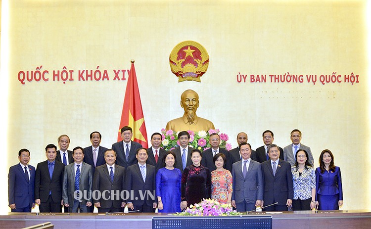 Chủ tịch Quốc hội và các Trưởng cơ quan đại diện Việt Nam ở nước ngoài.