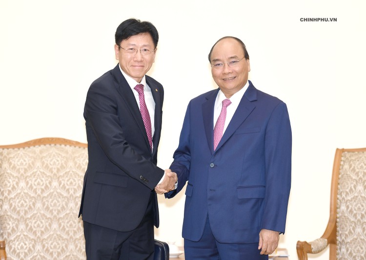 Thủ tướng Nguyễn Xuân Phúc tiếp ông Youn Chul Kim, Chủ tịch Công ty Hanwha Techwin (Hàn Quốc). Ảnh: VGP