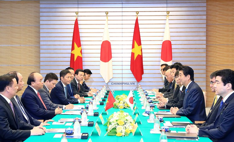 Thủ tướng Nguyễn Xuân Phúc hội đàm với Thủ tướng Nhật Bản Shinzo Abe. Ảnh: VGP