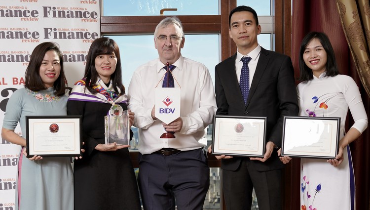 Đại diện BIDV nhận cúp và chứng nhận giải thưởng từ Giám đốc điều hành
Tạp chí GB&FR Martin Murphy (đứng giữa)