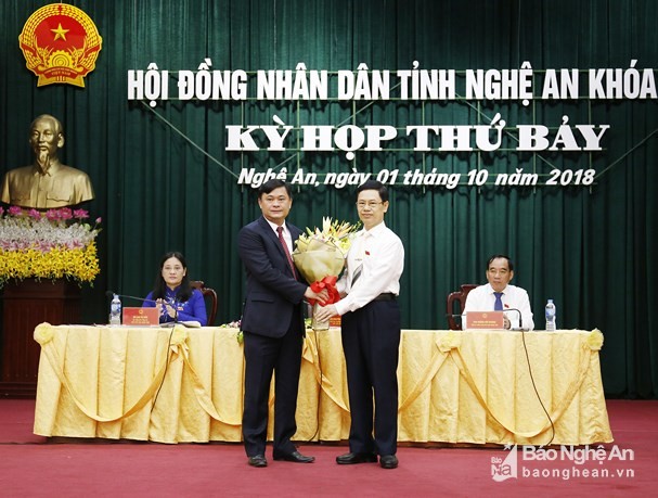 Ông Nguyễn Xuân Sơn - Phó Bí thư Thường trực Tỉnh ủy, Chủ tịch HĐND tỉnh tặng hoa chúc mừng ông Thái Thanh Quý (bên trái)