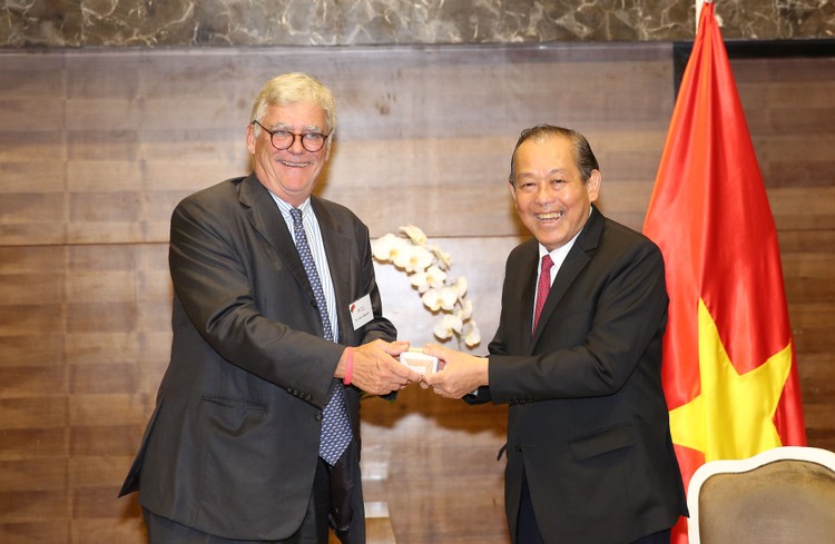 Phó Thủ tướng Trương Hòa Bình tiếp ông Hans Albrecht, Chủ tịch Tổ chức Nhịp cầu thế giới Đức. Ảnh: VGP