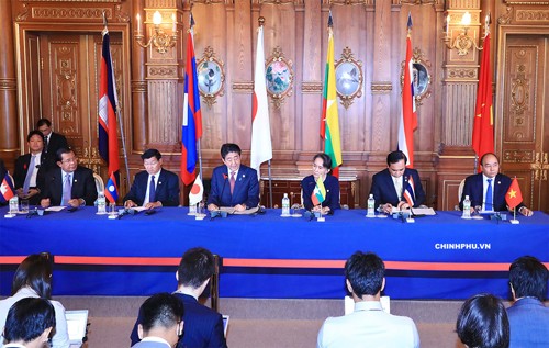 Thủ tướng Nguyễn Xuân Phúc cùng lãnh đạo các nước Campuchia, Lào, Thái Lan và Cố vấn Nhà nước Myanmar tại Hội nghị Cấp cao hợp tác Mekong-Nhật Bản. Ảnh: VGP