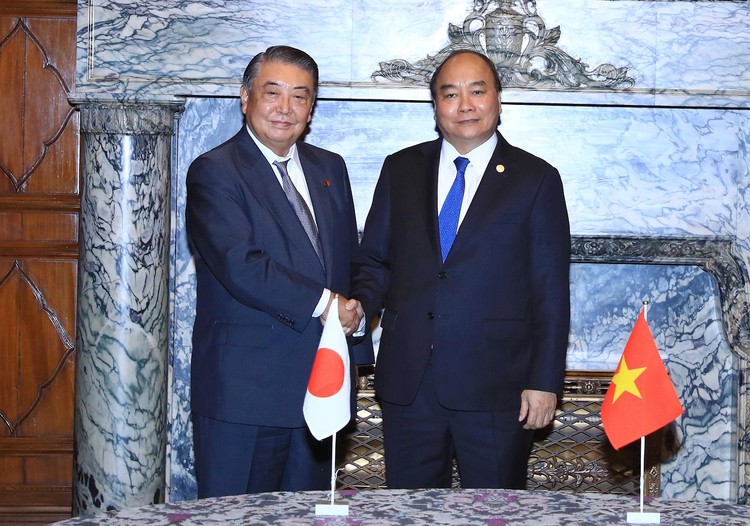 Thủ tướng Nguyễn Xuân Phúc hội kiến với Chủ tịch Hạ viện Nhật Bản Tadamori Oshima. Ảnh VGP