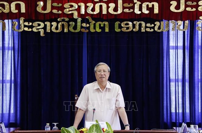Đồng chí Trần Quốc Vượng phát biểu tại cuộc gặp với các lãnh đạo tỉnh Vientiane. Ảnh:TTXVN