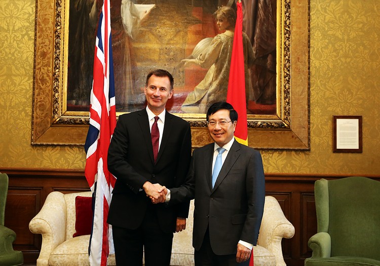 Phó Thủ tướng, Bộ trưởng Ngoại giao Phạm Bình Minh hội đàm với Bộ trưởng Ngoại giao Anh Jerremy Hunt. Ảnh: VGP
