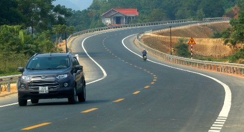 Quốc lộ Hòa Lạc - Hòa Bình rộng 12 m, vận tốc tối đa 80 km/h. 