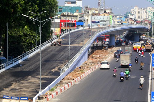 Cầu vượt nút giao An Dương- đường Thanh Niên. 