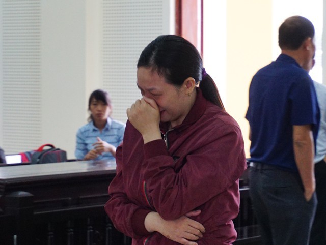 Cao Thị Tâm bật khóc khi bị tuyên 9 năm tù.