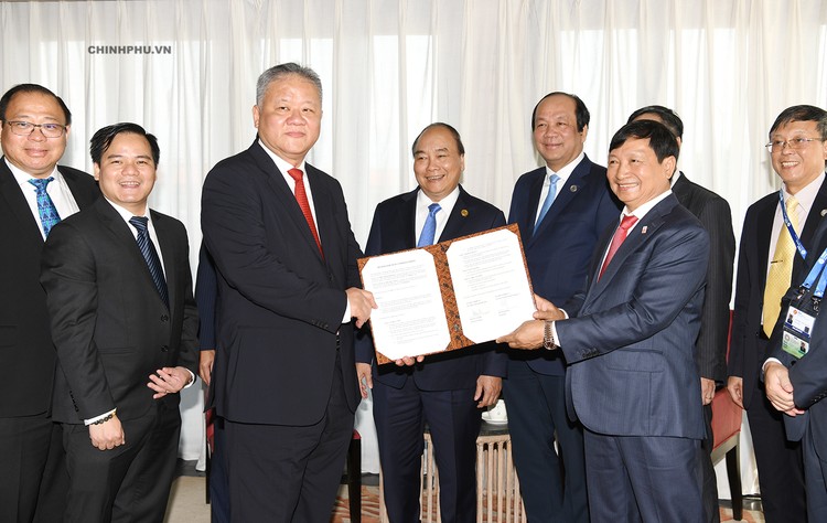 Thủ tướng chứng kiến đại diện Công ty Nikko Indonesia và Công ty Licogi 16 trao đổi văn kiện hợp tác. Ảnh: VGP