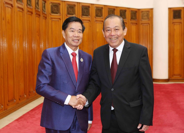 Phó Thủ tướng Trương Hòa Bình và đồng chí Sinlavong Khoutphaythoune. Ảnh: VGP