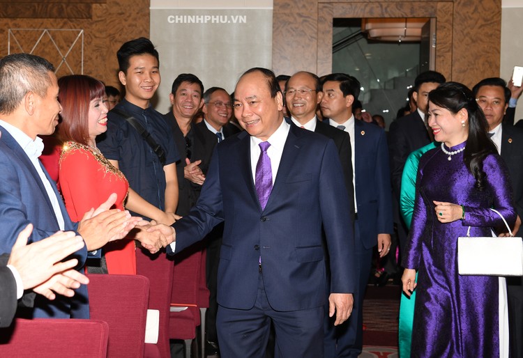 Thủ tướng Nguyễn Xuân Phúc và Phu nhân gặp gỡ, nói chuyện với cán bộ, nhân viên Đại sứ quán, cộng đồng người Việt tại Áo và một số nước châu Âu. Ảnh VGP