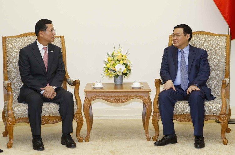 Phó Thủ tướng Vương Đình Huệ và Chủ tịch, Tổng Giám đốc Công ty thẻ Shinhan Lim Yong Jin - Ảnh: VGP