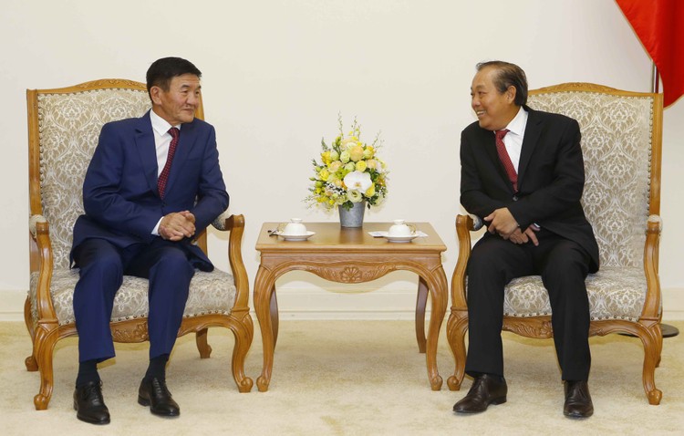 Phó Thủ tướng Trương Hòa Bình và Bộ trưởng Bộ Tư pháp và Nội vụ Mông Cổ Tsend Nyamdorj. Ảnh: VGP