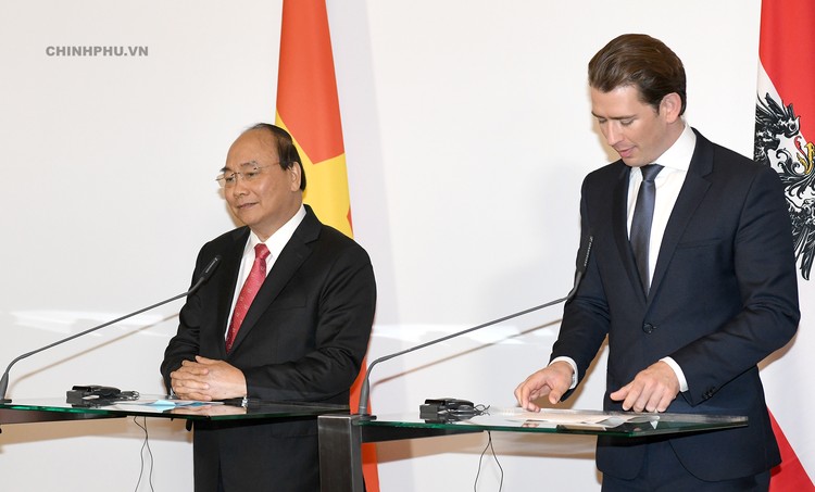 Thủ tướng Nguyễn Xuân Phúc và Thủ tướng Áo Sebastian Kurz họp báo chung sau hội đàm - Ảnh: VGP