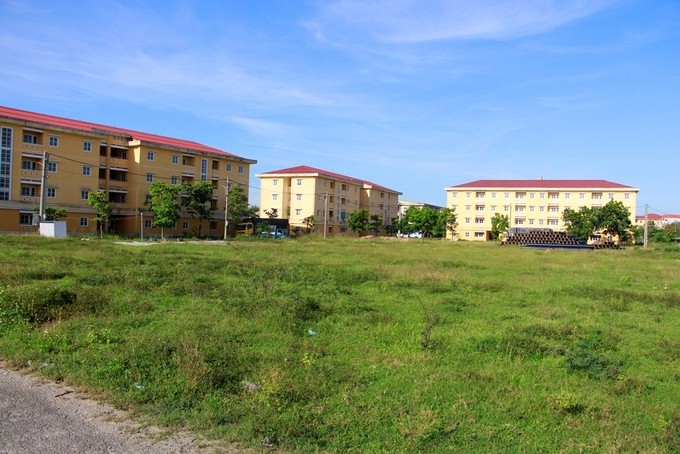 Năm 2011, UBND TP Huế xây dựng 3 khối nhà chung cư tại đường Nguyễn Văn Linh (phường Hương Sơ) với tổng kinh phí hơn 50 tỷ đồng để phục vụ dự án di dân, tu bổ Kinh thành Huế.