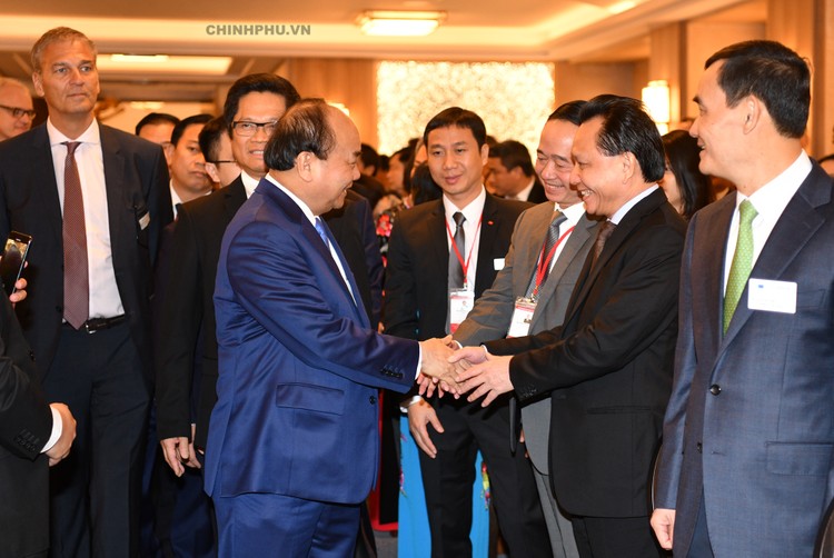 Thủ tướng gặp gỡ các doanh nghiệp tại Diễn đàn. Ảnh: VGP