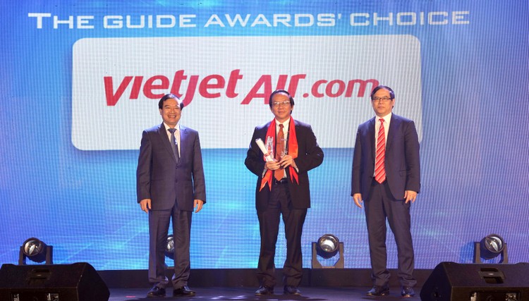 Phó Tổng giám đốc Vietjet Đỗ Xuân Quang  nhận giải thưởng