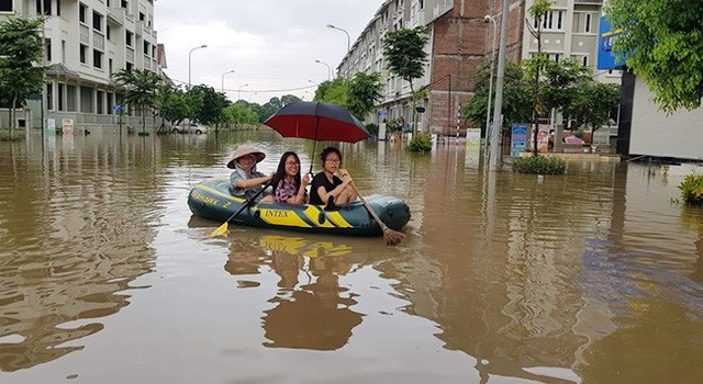 Cứ mưa lớn là khu đô thị mới Lê Trọng Tấn – Geleximco ngập trong biển nước. Nhiều cư dân ở đây vẫn nói với nhau "cứ mưa to là họ rẽ sóng ra khơi, được đi thuyền trên phố". (Ảnh cư dân)