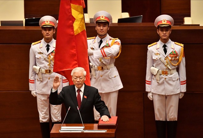 Tổng Bí thư Nguyễn Phú Trọng, Chủ tịch nước CHXHCN Việt Nam nhiệm kỳ 2016-2021 thực hiện nghi thức tuyên thệ nhậm chức trước Quốc hội, đồng bào và cử tri cả nước.