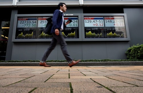 Bảng điện tử bên ngoài một công ty chứng khoán Nhật Bản. Ảnh:Reuters