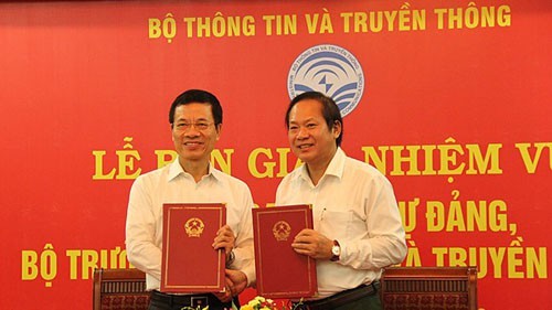 Ông Nguyễn Mạnh Hùng (trái) và ông Trương Minh Tuấn tại Lễ bàn giao chức Bộ trưởng ngày 3/8. Ảnh: MIC