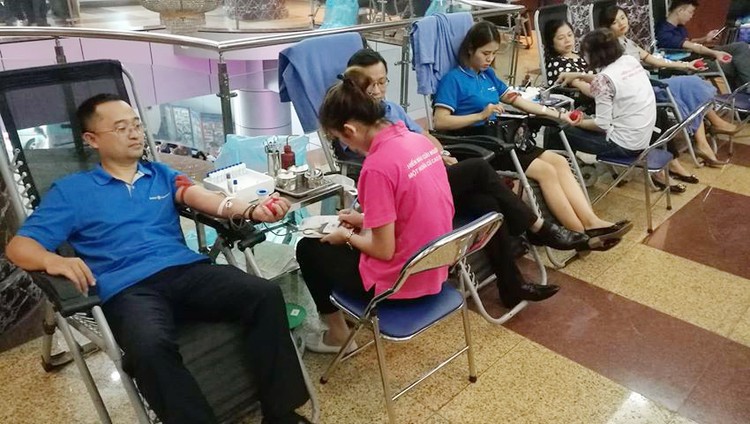 Cán bộ Tập đoàn Bảo Việt tham gia hiến máu.