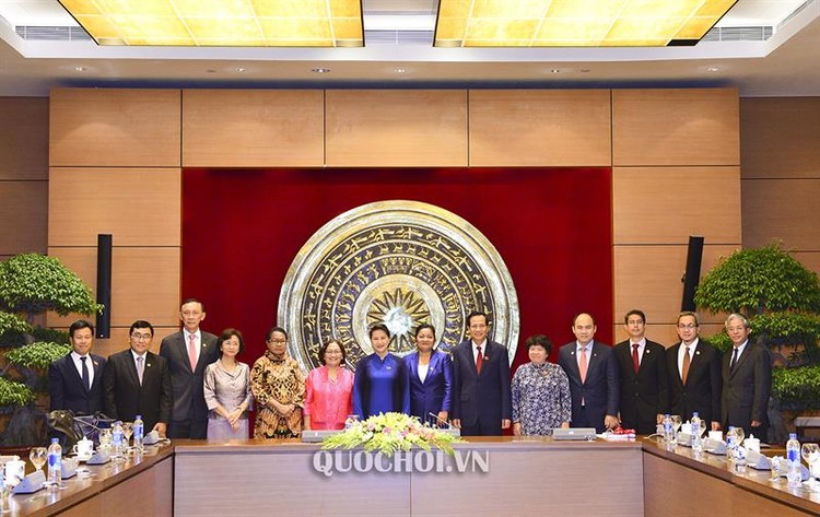 Chủ tịch Quốc hội Nguyễn Thị Kim Ngân chụp ảnh cùng các đại biểu tham dự buổi gặp mặt. Ảnh: quochoi.vn
