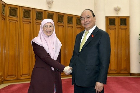 Thủ tướng Nguyễn Xuân Phúc tiếp Phó Thủ tướng Malaysia Wan Azizah Wan Ismail - Ảnh: VGP