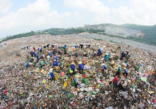 Bãi rác Khánh Sơn đang trong tình trạng quá tải.