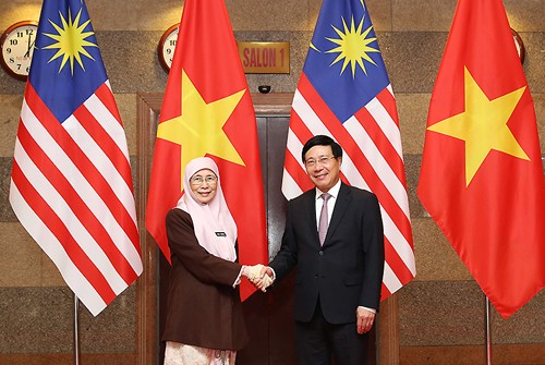Phó Thủ tướng Phạm Bình Minh và Phó Thủ tướng Malaysia, bà Wan Azizah. Ảnh: VGP