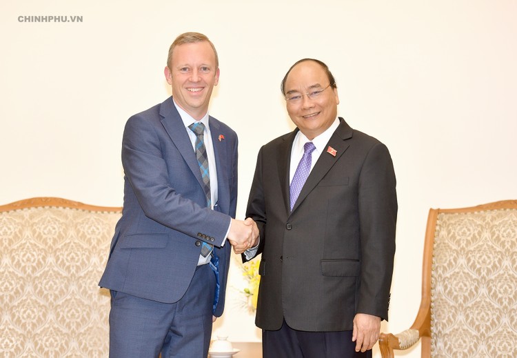 Thủ tướng Nguyễn Xuân Phúc tiếp Đại sứ Vương quốc Anh tại Việt Nam Gareth Ward. Ảnh: VGP
