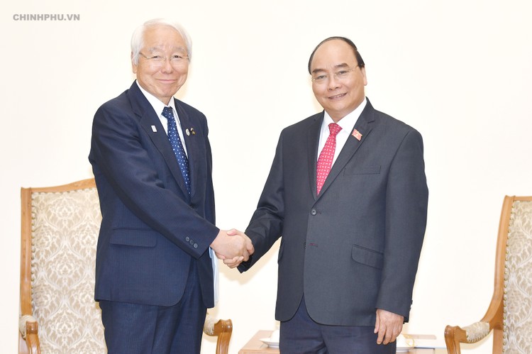 Thủ tướng Nguyễn Xuân Phúc và Thống đốc tỉnh Hyogo Toshizo Ido. Ảnh: VGP
