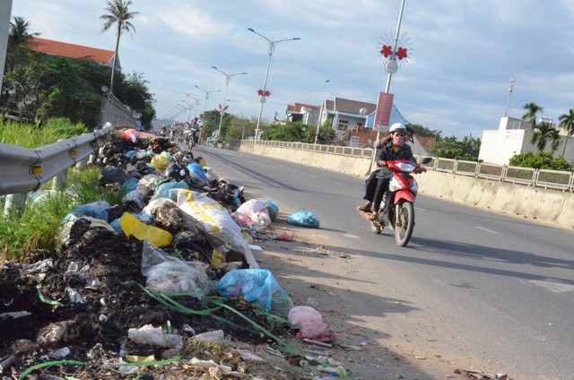 Suốt 3 tháng qua, rác thải sinh hoạt tại các huyện Tư Nghĩa, Nghĩa Hành, Sơn Tịnh không được thu gom, xử lý đúng kỹ thuật.