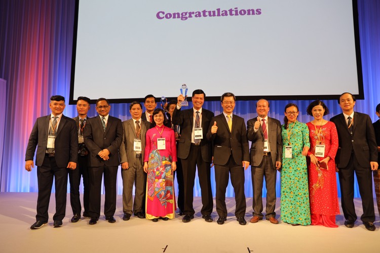 Lãnh đạo tỉnh Quảng Ninh nhận giải thưởng Asocio 2018 ở hạng mục Chính quyền số.