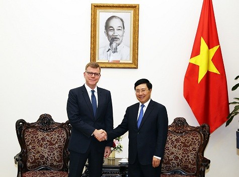 Phó Thủ tướng Phạm Bình Minh tiếp Phó Chủ tịch Ngân hàng Phát triển châu Á (ADB) Stephen Groff - Ảnh: VGP