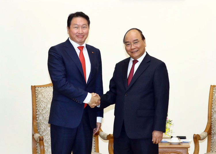 Thủ tướng Nguyễn Xuân Phúc tiếp Chủ tịch Tập đoàn SK Hàn Quốc, ông Chey Tae-won. Ảnh: VGP