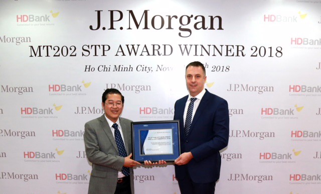 Ông Jason Clinton – Giám đốc Vùng Đông Nam Á và Australia, Ngân hàng J.P Morgan  trao giải thưởng cho đại diện lãnh đạo HDBank, ông Phạm Quốc Thanh – Phó Tổng giám đốc.